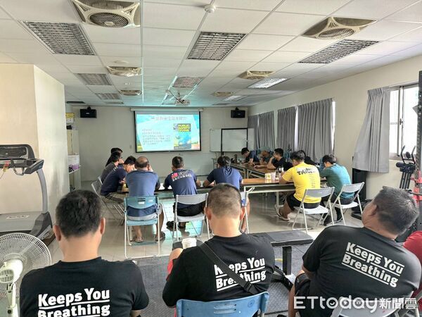 ▲台南市消防局舉辦公共安全潛水初階班，15名消防人員接受為期10天訓練。（記者林東良翻攝，下同）