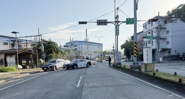 ▲桃園市龜山區振興路今天清晨駕駛貨櫃車翻覆事故，龜山警方封路處置。（圖／龜山警分局提供）