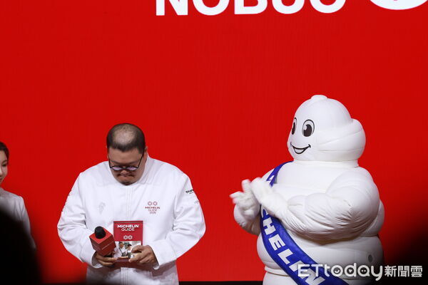 ▲▼NOBUO晉升二星，主廚李信成帶與亡友合照登台領獎。（圖／記者蔡玟君攝）