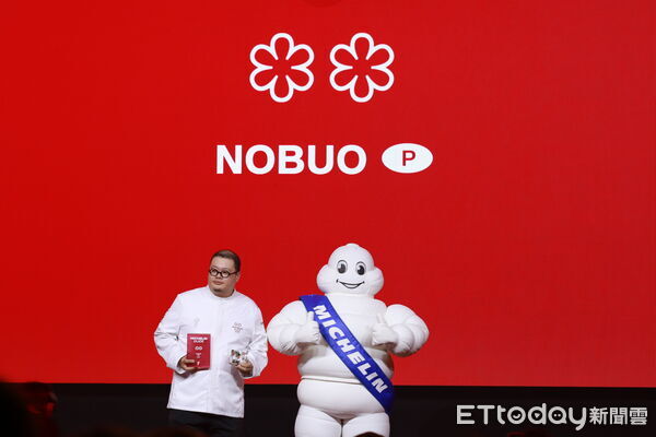 ▲▼NOBUO晉升二星，主廚李信成帶與亡友合照登台領獎。（圖／記者蔡玟君攝）