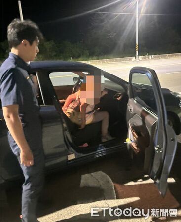 ▲台東警耐心守候助迷途長者與家人團聚 。（圖／記者楊晨東翻攝）