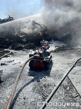 ▲屏東市建國路廢棄汽車回收廠發生火警。（圖／記者陳崑福翻攝）
