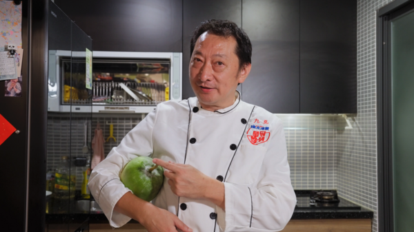▲▼ 九孔敲開存了30年的存錢筒。（圖／九孔要變帥提供）
