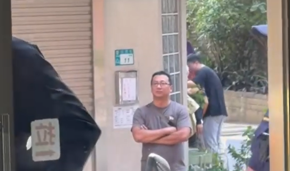 ▲▼新黨台北市議員參選人游智彬到民進黨新北市議員林秉宥服務處外抗議，卻沒發現當事人就在旁邊看。（圖／翻攝自Facebook／林秉宥）