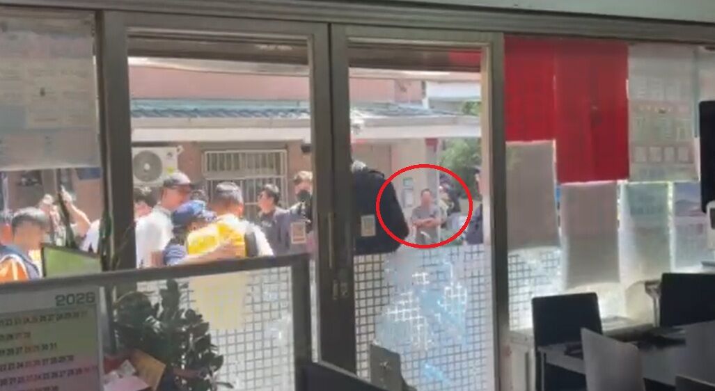 ▲▼新黨台北市議員參選人游智彬到民進黨新北市議員林秉宥服務處外抗議，卻沒發現當事人就在旁邊看。（圖／翻攝自Facebook／林秉宥）