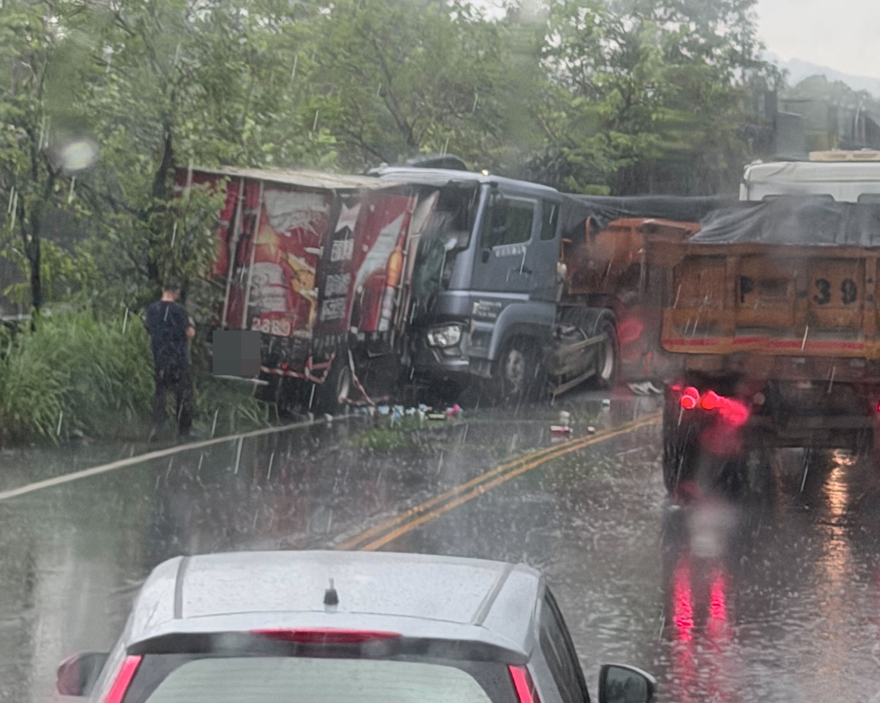 ▲南投竹山砂石車專用道發生重大車禍，小貨車跨越雙黃線撞擊砂石車，車頭嚴重變形釀1死1重傷。（圖／翻攝自爆料公社，下同）