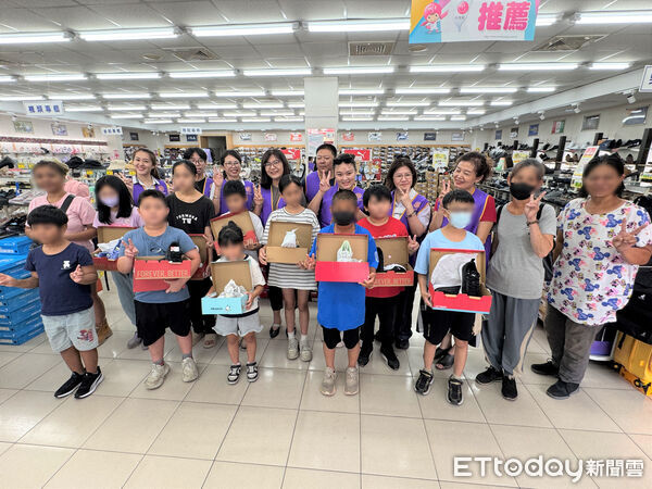 ▲虎尾中央扶輪社號召社員陪伴雲林家扶20名學童挑選新鞋。（圖／記者游瓊華翻攝）