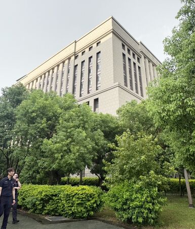 ▲桃園地院今天傍晚傳出9樓窗外有男子意欲輕生，警消據報到場救援。（圖／記者沈繼昌翻攝）