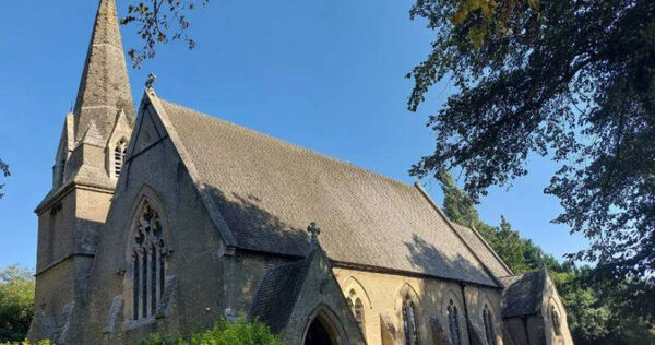 英國一座因傾斜尖塔聞名、被譽為「英國版比薩斜塔」的歷史教堂，近日因結構安全問題獲准拆除最具代表性的尖塔。（圖／翻攝自Google Map）