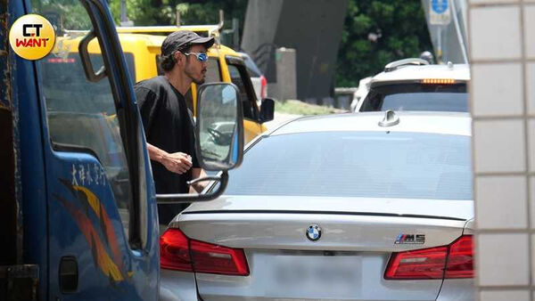 不到半小時，阮經天換開建議售價763萬元的 BMW M5 油電性能車，前往敦化北路的新家。（圖／本刊攝影組）