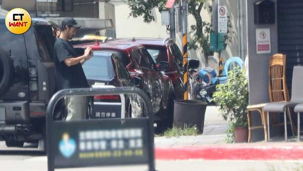把保時捷 911 Speedster 停在汽車美容店後，阮經天走到店外，拿出手機替愛車拍照記錄。（圖／本刊攝影組）