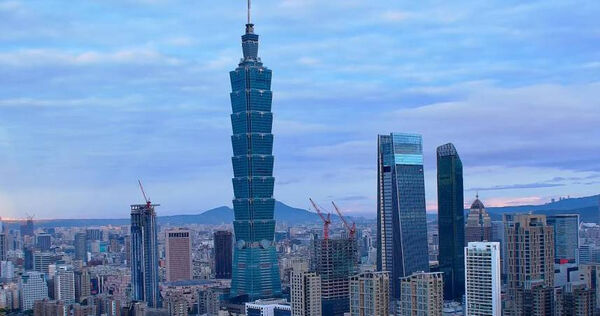 台北101設計隱藏屋簷，下雨時才會開。（圖／翻攝自YouTube頻道／Taipei Travel Live Cam 台北觀光即時影像）