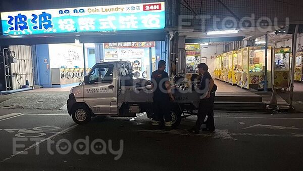 ▲車輛失控撞擊店家            。（圖／記者吳奕靖攝）