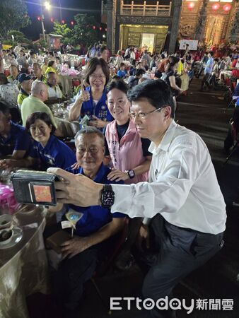 ▲國民黨台南市長參選人謝龍介出席安南區台江代天府平安宴，偕同安南區市議員參選人李中岑、姚正玉逐桌敬酒致意，現場加油聲不斷。（記者林東良翻攝，下同）