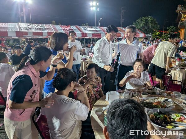 ▲國民黨台南市長參選人謝龍介出席安南區台江代天府平安宴，偕同安南區市議員參選人李中岑、姚正玉逐桌敬酒致意，現場加油聲不斷。（記者林東良翻攝，下同）