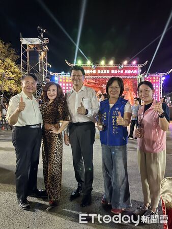 ▲國民黨台南市長參選人謝龍介出席安南區台江代天府平安宴，偕同安南區市議員參選人李中岑、姚正玉逐桌敬酒致意，現場加油聲不斷。（記者林東良翻攝，下同）