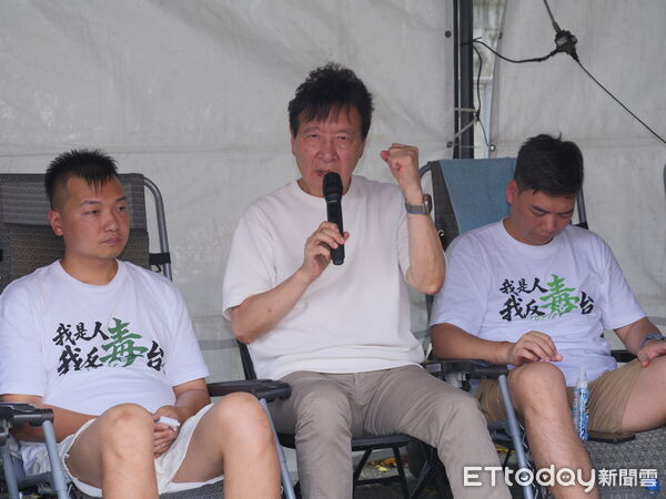 ▲▼ 趙少康前往凱道探視爭取食安絕食中的藍營青年        。（圖／記者徐文彬攝）