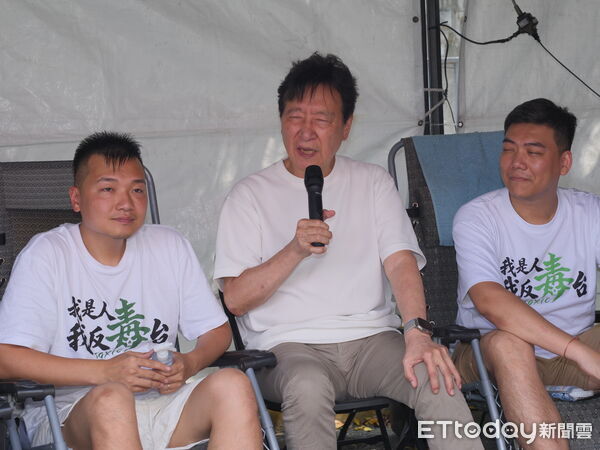 ▲▼ 趙少康前往凱道探視爭取食安絕食中的藍營青年        。（圖／記者徐文彬攝）
