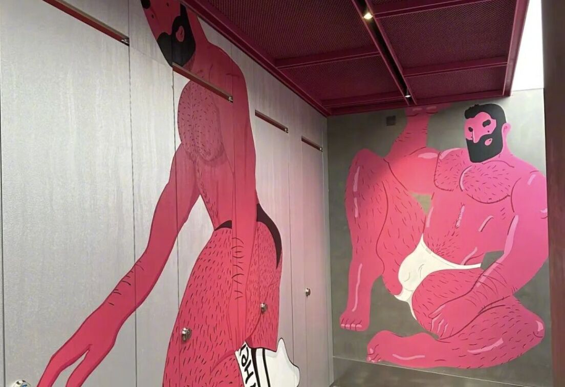▲陸商場女廁內的「粉紅裸男」畫作。（圖／翻攝大河報）