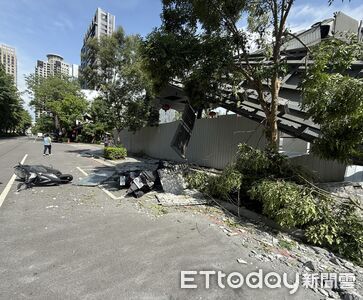 無照拆除出事了!台中南屯牆塌壓爛5機車 都發局勒令停工開罰