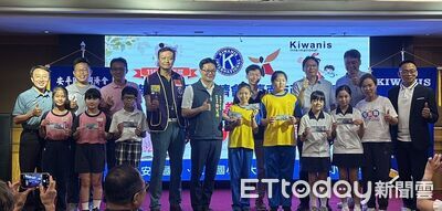 台南安平同濟會連6年挺品德教育 捐教材嘉惠台南4校3000名師生
