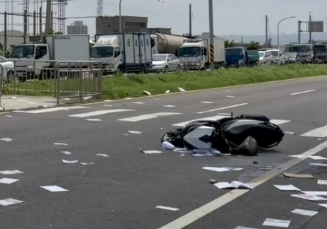 ▲台17線與美港公路交叉路口發生轎車與機車擦撞車禍。（圖／議員賴清美提供）