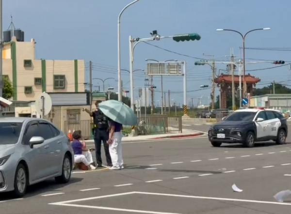 ▲台17線與美港公路交叉路口發生轎車與機車擦撞車禍。（圖／議員賴清美提供）