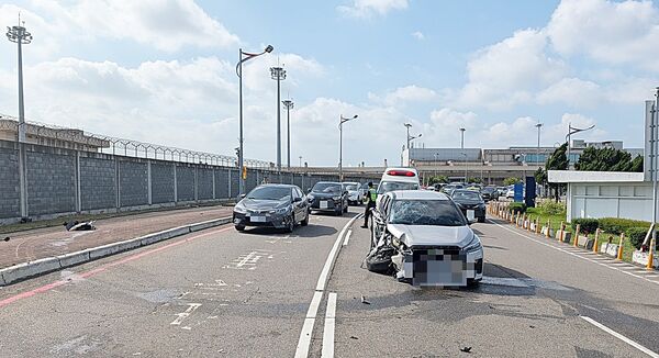 ▲桃園機場今天上午一輛銀色自小客車行經第一航廈一號停車場時，失控自撞路燈燈桿，導致車頭與車身嚴重受損。（圖／航警局提供）