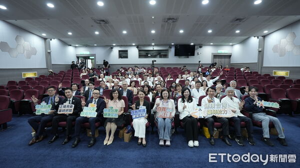 主辦與協辦單位代表共同合影，推動非處方藥正確使用及國人健康識能提升