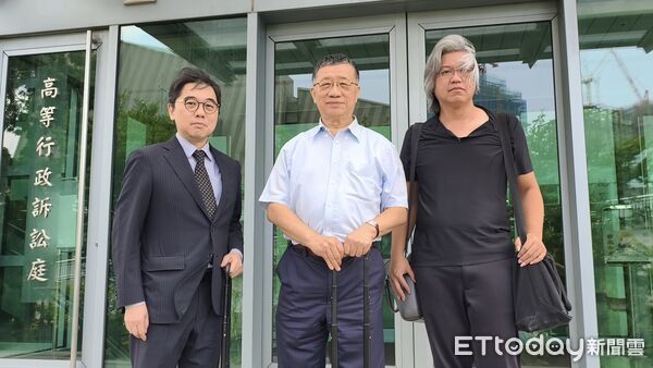 ▲▼台灣民眾黨前主席柯文哲不服選2024年總統的政治獻金，被監察院沒入5579萬餘元並裁罰254萬元，提告抗罰，委任律師團今7/22到台北高等行政法院出庭，聲請停止執行監察院的裁罰與沒入處分，律師陸正義（西裝）、林石猛（白上衣）、戴敬哲（黑上衣白髮）。（圖／記者黃哲民攝）