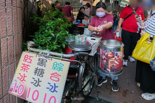 鹿港老街周末限定！綜合冰紅茶冰一律10元　捲餅豪邁舖滿鮮蚵