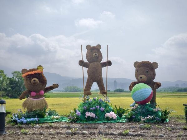 ▲▼「2026北投割稻趣體驗活動」中的5隻熊裝置模樣逗趣。（圖／台北市產發局提供）
