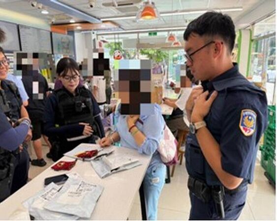 ▲聽信網友領10萬元包裹可以幸福長智慧。（圖／警方提供）