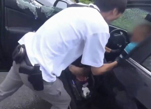 ▲通緝犯開車衝撞偵防車遭破窗壓制。（圖／警方提供）