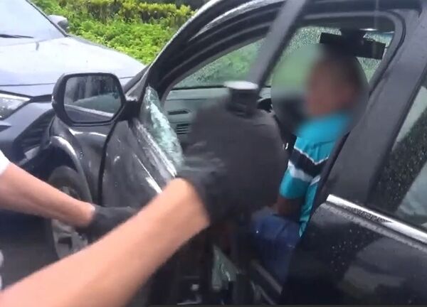 ▲通緝犯開車衝撞偵防車遭破窗壓制。（圖／警方提供）