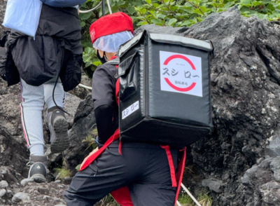 富士山驚見「壽司郎外送員」攻頂 遊客傻眼:到底誰點的