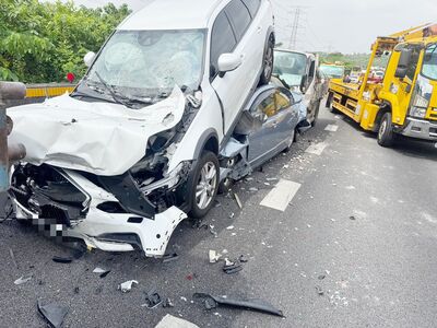 國3「4車連撞」釀1傷!白車遭夾撞...「騎上後車頂」驚悚畫面曝