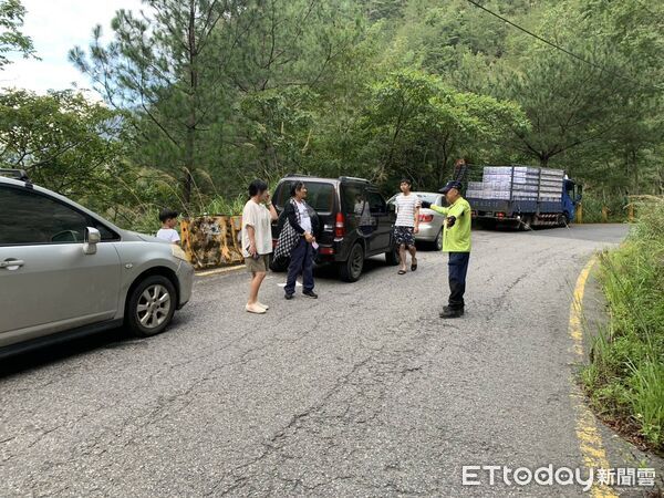 ▲▼中橫便道23.3K突落石，中巴民車受阻。工務段立即出動搶修。（圖／記者李陳信得翻攝）