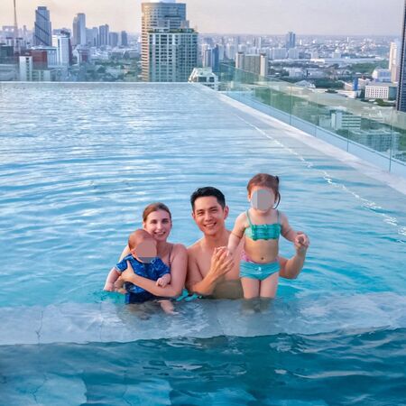 ▲▼祖雄夫婦帶雙寶出國　小孩失控崩潰喊：先求全家活著。（圖／翻攝自Facebook／Hero Tai 祖雄）
