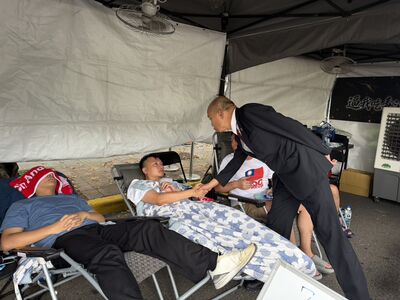 低調快閃1分鐘! 韓國瑜探望國民黨絕食4青年「發送退熱貼」
