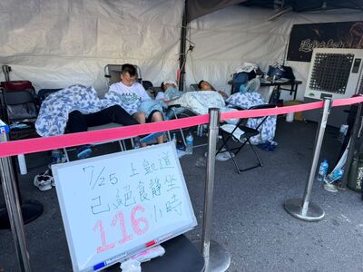 藍青年絕食116小時身體亮紅燈　羅智強：今晚發起「食安守夜」