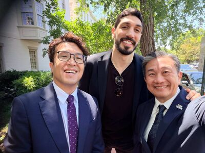 快訊／沈伯洋訪美巧遇NBA球星！　宣布10月來台「與台灣人站在一起」