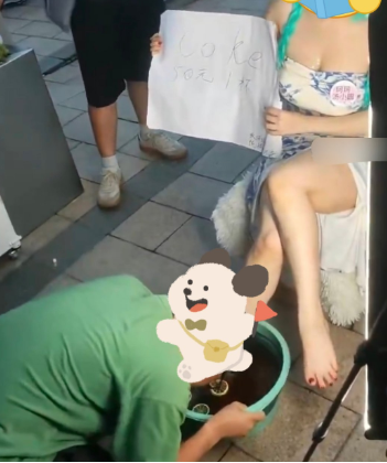 ▲有人直接舔腳喝。(圖/翻攝自微博)