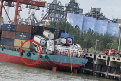 武漢港口LNG船爆炸起火　白色罐體落水漂浮...1船員失聯