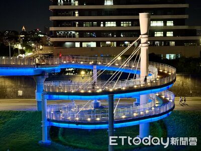 北市「民權大橋景觀橋」夜晚點燈更美 網笑:像大型滑水道