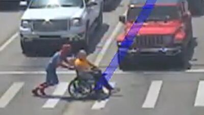 「蜘蛛人」推輪椅過馬路！驚險拯救身障男　暖心片瘋傳