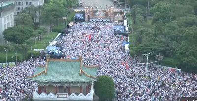 725凱道「反毒油」喊破15萬人! 藍營支持者狂喊民進黨下台