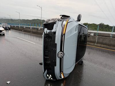 疑煞車鎖死釀禍!彰化東外環驚險「自撞側翻」 一度全線封閉