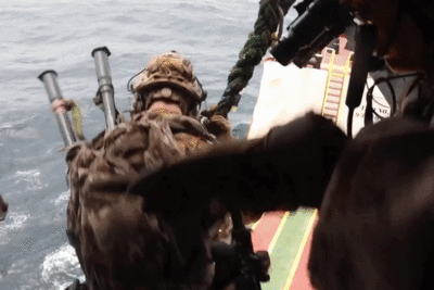 全面封鎖伊朗！美軍阿拉伯海「垂降登船查驗」　開火轟商船畫面曝