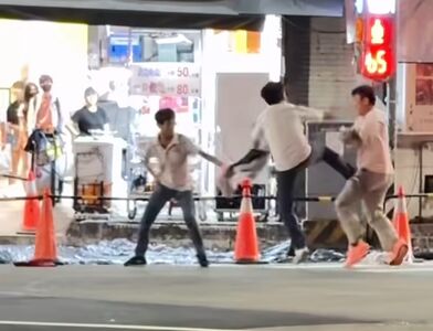 逛一中商圈擦撞爆氣 雙胞胎兄弟與路人互毆...3人拘留室過夜